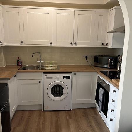 Central - 1 Bed, Cosy Retreat Swindon Exterior foto