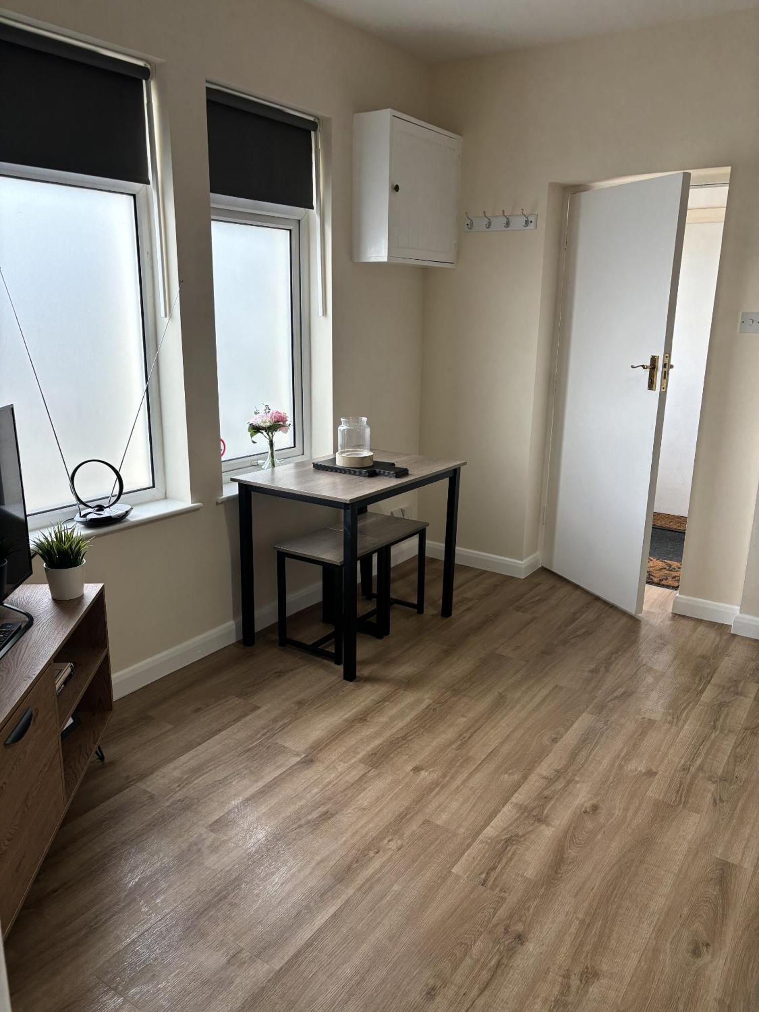 Central - 1 Bed, Cosy Retreat Swindon Exterior foto