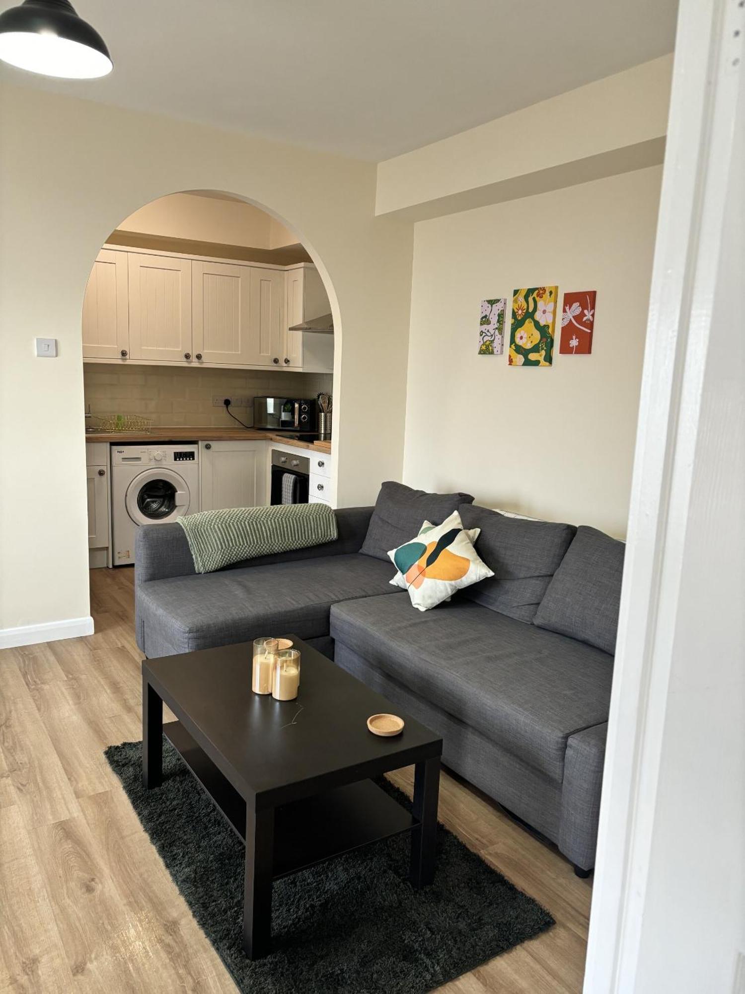 Central - 1 Bed, Cosy Retreat Swindon Exterior foto