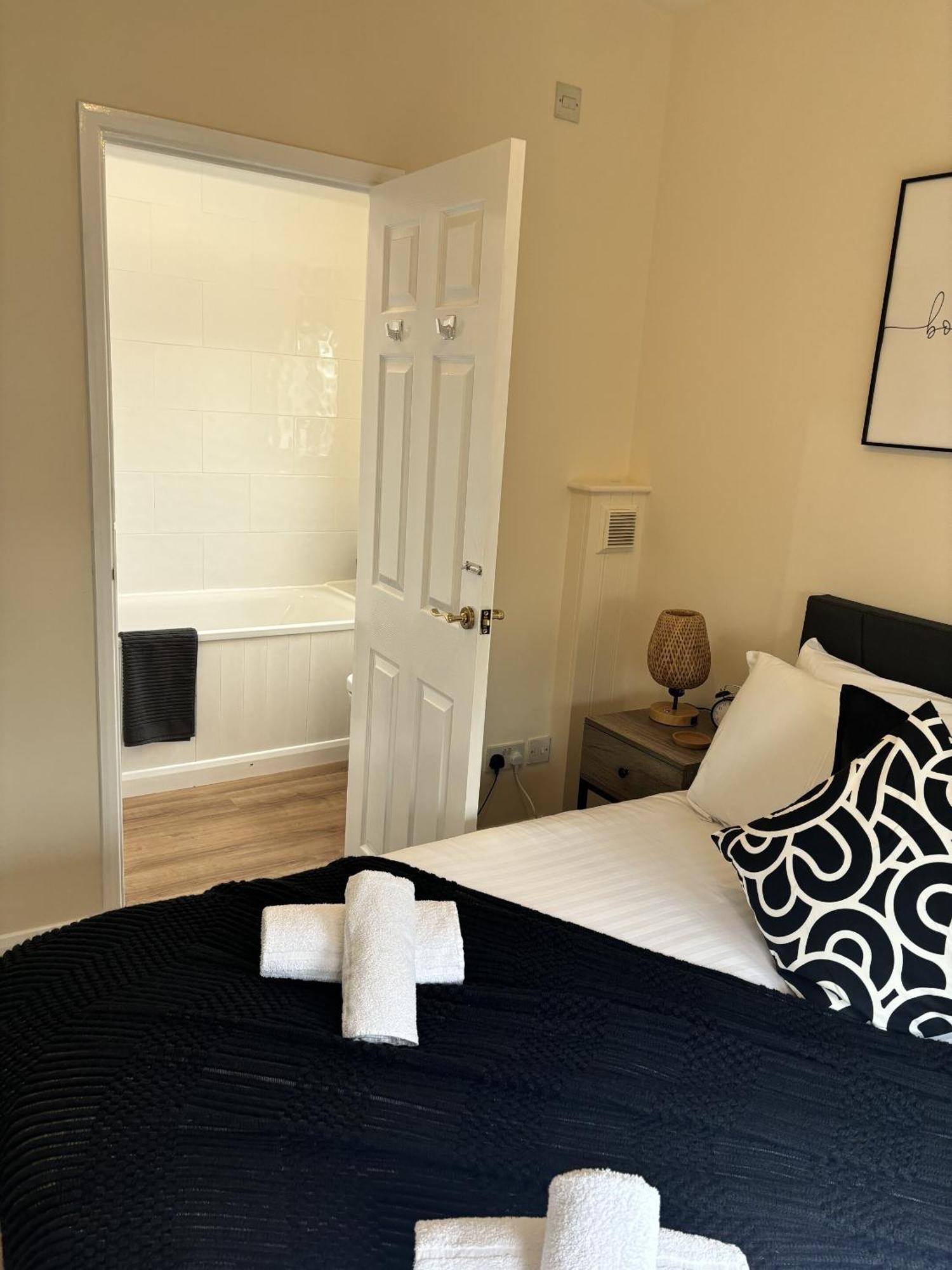 Central - 1 Bed, Cosy Retreat Swindon Exterior foto