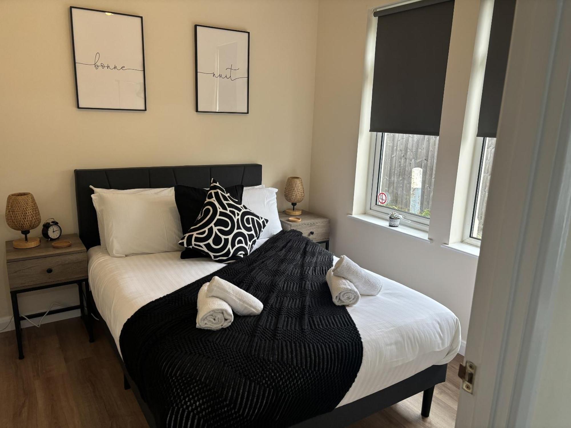 Central - 1 Bed, Cosy Retreat Swindon Exterior foto